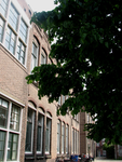 817639 Gezicht op voorgevel van de voormalige St.-Ludgerusschool (Alkhof 55-58) te Utrecht uit het zuiden.N.B. De ...